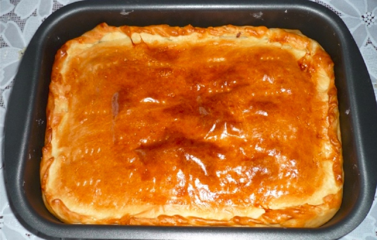 Пирог с рисом и консервой из дрожжевого теста в духовке рецепт фото пошагово