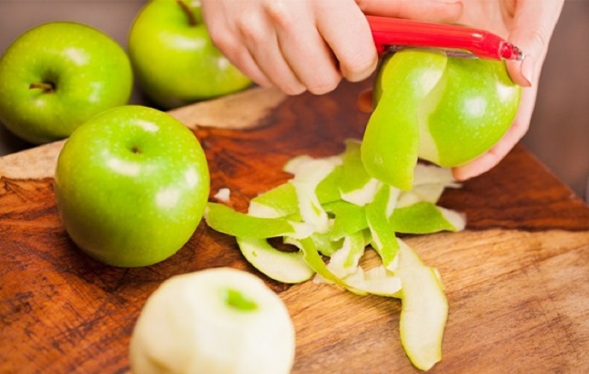 Очистки кожуры. Яблоки очищать от кожицы. Овощечисткой нарежьте яблоки. Очистить яблоко от кожуры. Начищенное яблоко.