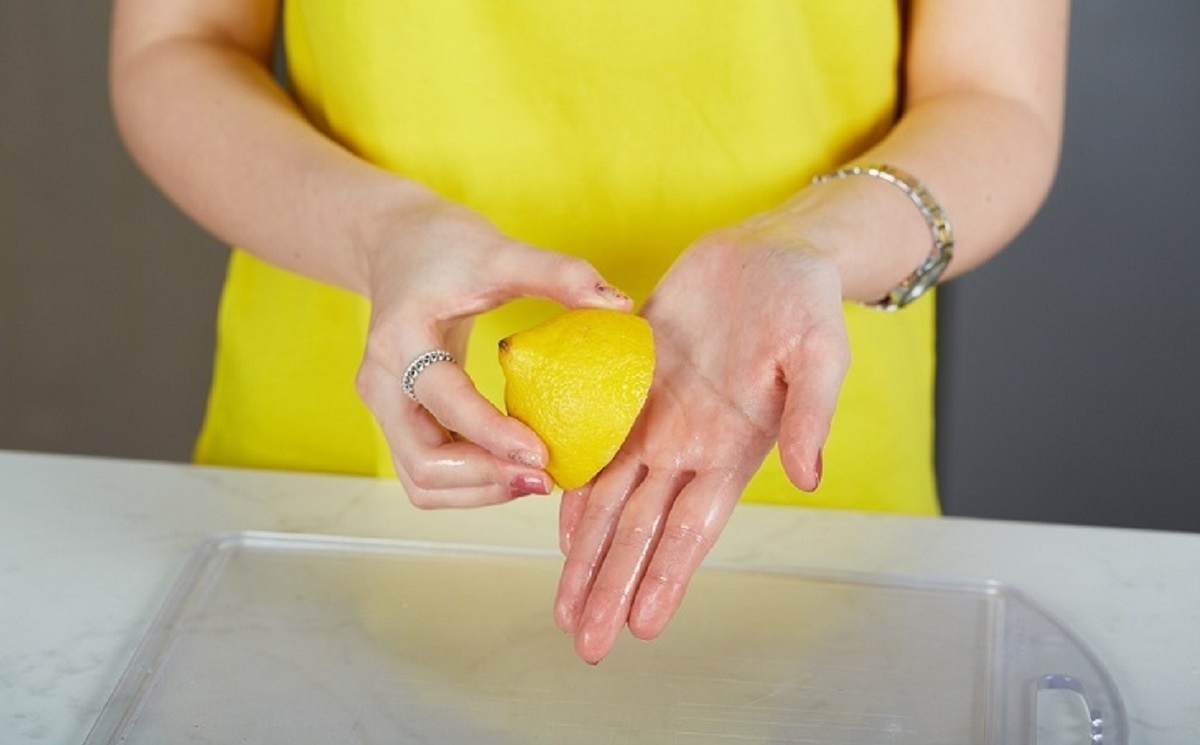 Как отмыть лимон. Лимон в руке. Отмываем руки лимоном. Лимонный сок для рук. Лимон от запаха.