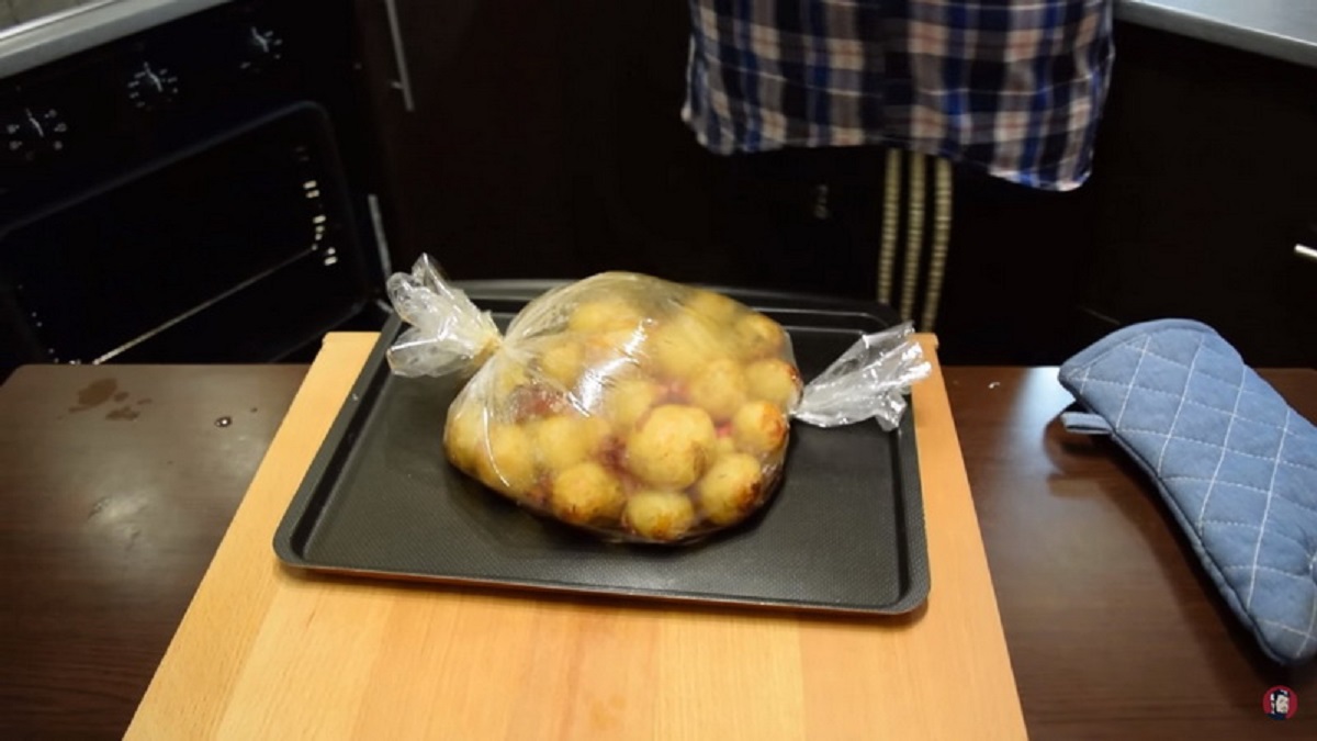 Картошка в рукаве. Костер печеная картошка вкусно. Сколько времени запекать картошку в рукаве