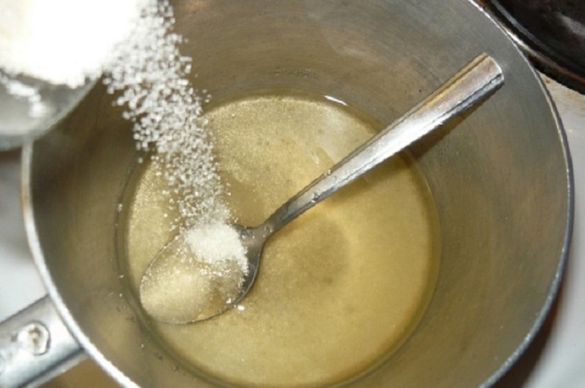 Заливать кипятком или холодной водой. Сироп для пропитки бисквита сахар и вода. Сахарный сироп в сотейнике. Приготовление сахарного сиропа. Варка сиропа.