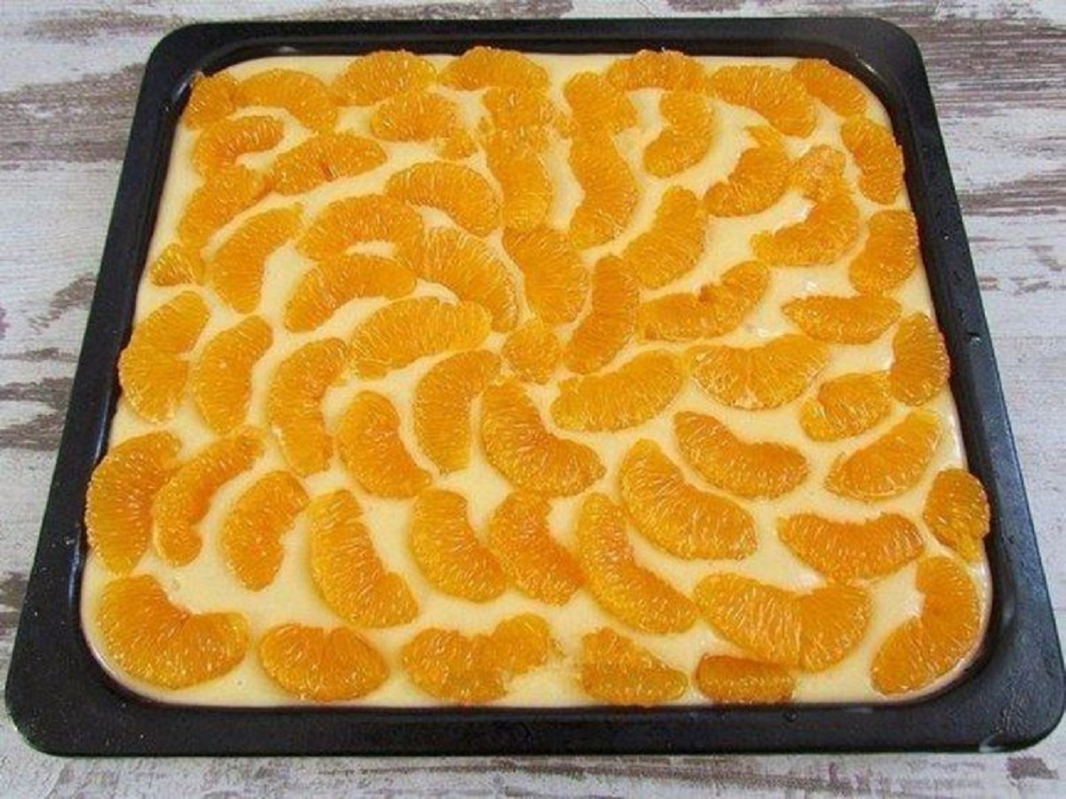 Простые рецепты пирог с мандаринами. Мандариновый пирог. Пирог из мандаринов. Пирог с дольками мандарина. Выпечка мандариновый пирог.