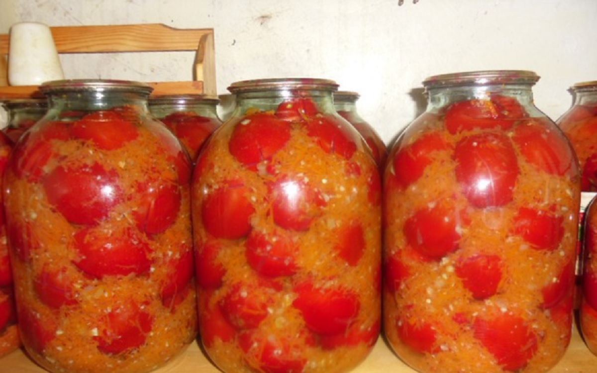 Вкусные помидоры на зиму фото рецепты. Помидоры в заливке из овощей. Заготовки на зиму. Заготовка помидор на зиму. Красивые закрутки из помидор.