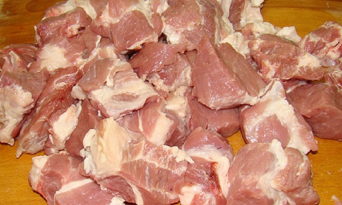 Маленькие кусочки мяса. Свинина порезанная кусочками. Мясо для шашлыка. Кусок свинины. Нарезать свинину на шашлык.
