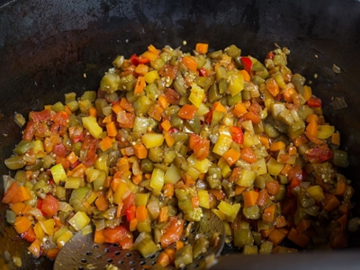 Приготовление овощей в казане. Овощное рагу с баклажанами в Казанке. Баклажанная икра в казане. Баклажанная икра на сковороде. Сталик икра.