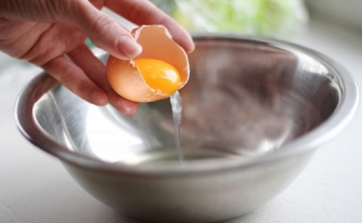 Смазывать яйца маслом. Яйца в миске. Мытье яиц. Яйцо в мисочке. Яйца разбитые в миске.