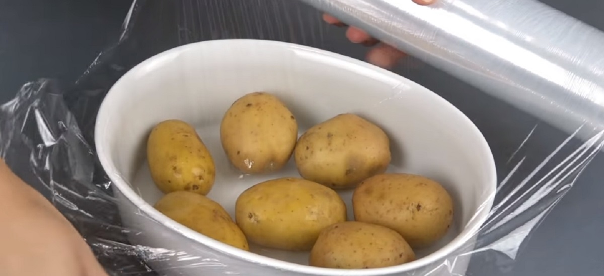Картофель в свч. Картошка в мундире в микроволновке. Картофель вареный в мундире. Картофель в микроволновке. Картошка для микроволновки.