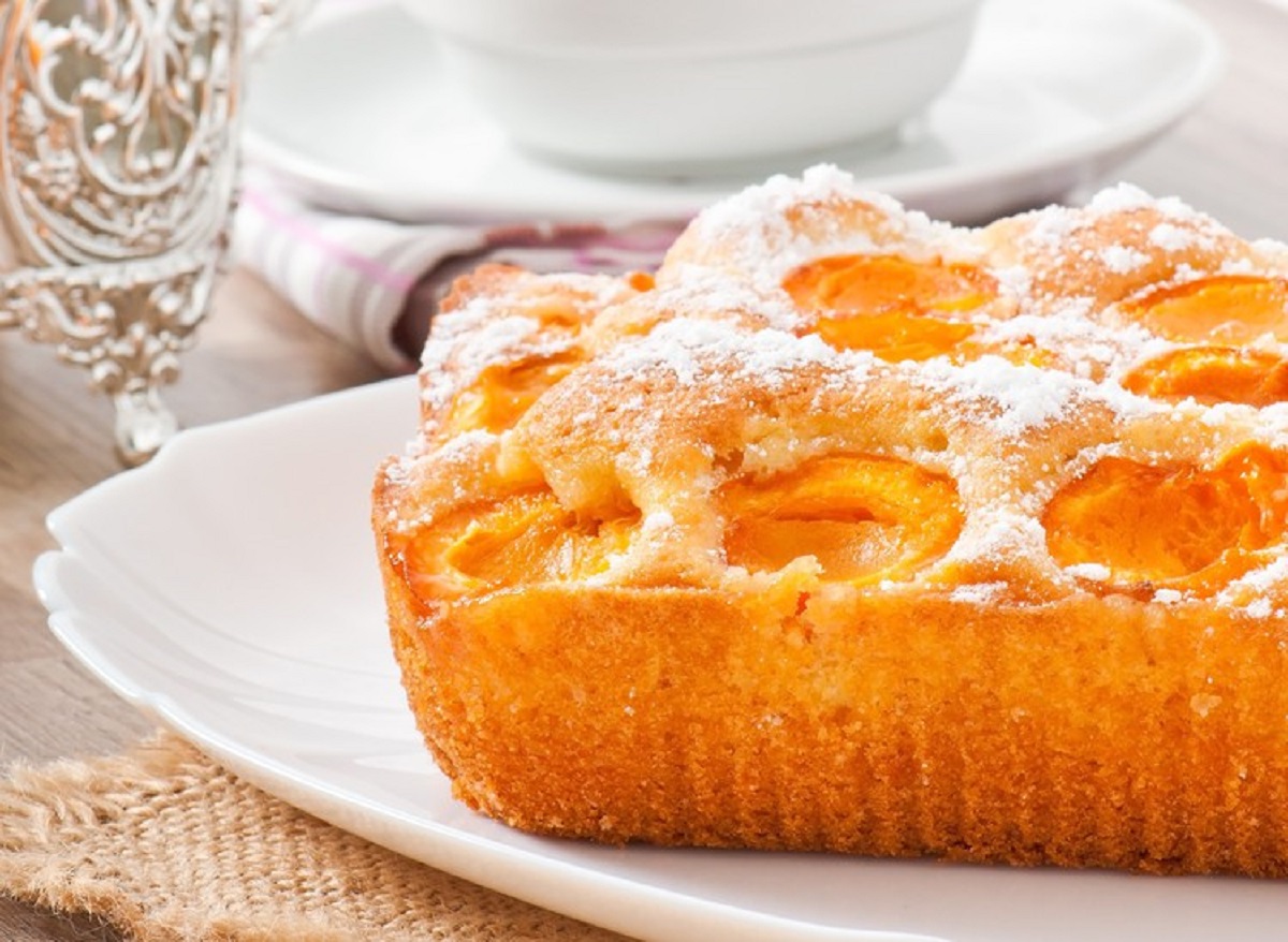 Пирог ру рецепты. Пирог с абрикосом. Шарлотка с абрикосами. Бисквитный абрикосовый пирог. Бисквит с абрикосами в духовке.
