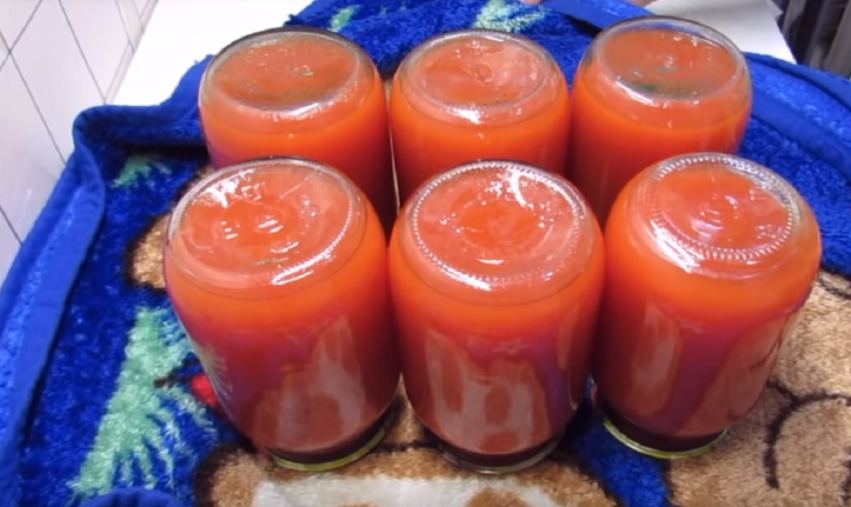 Сделать томатный сок из домашних помидор. Томатный сок закатка. Томатный сок в банках. Томатный сок на зиму. Томатный сок домашний.
