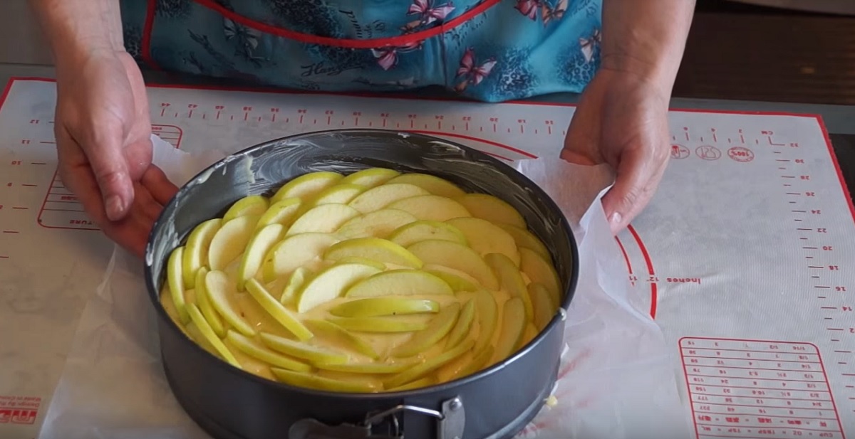 Сколько печь яблоки. Форма для выпекания шарлотки с яблоками. Как выпекается шарлотка. Шарлотка в съемной форме. Шарлотка температура выпекания в духовке.