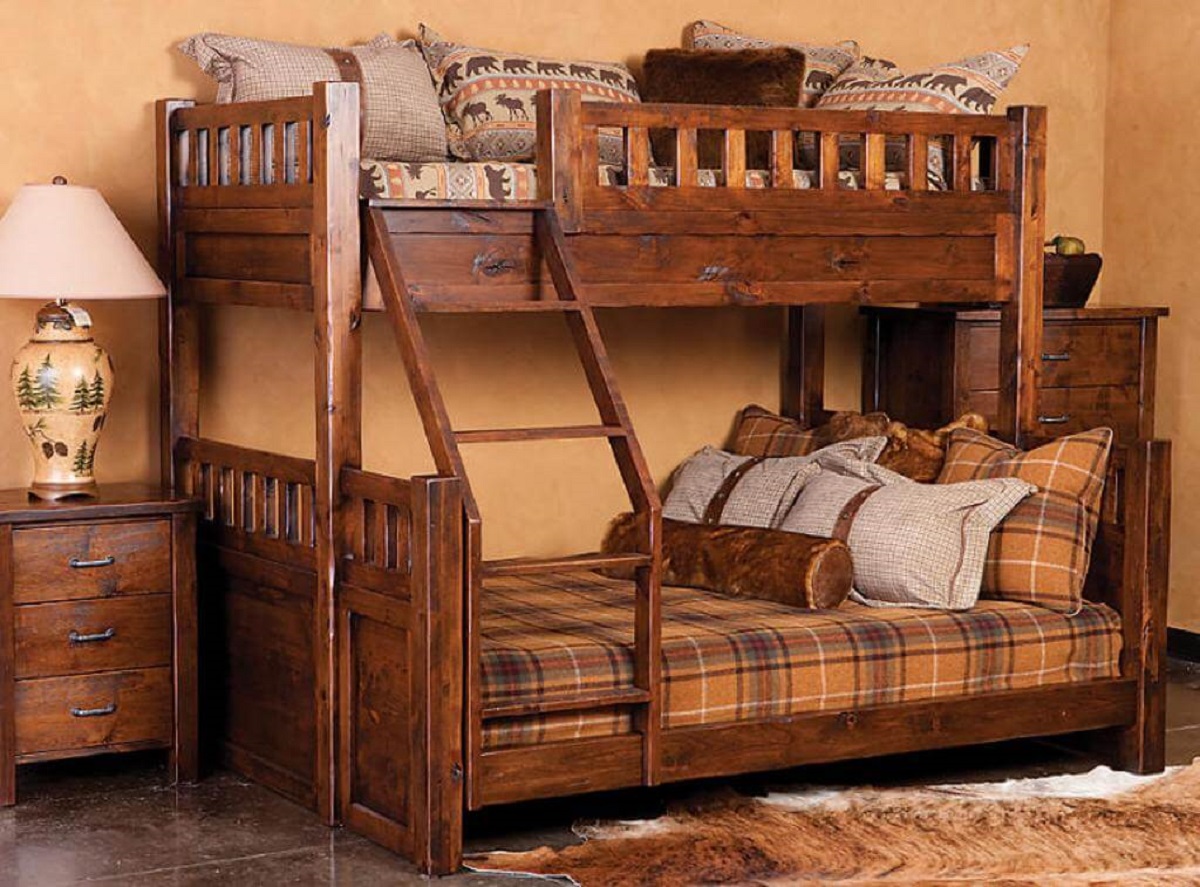 двухъярусная кровать из массива домик