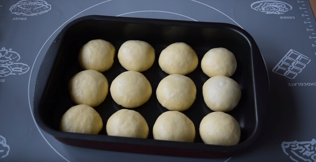 Расстойка пирожков. Сковорода для орешков со сгущенкой и грибочков. Как сделать тесто чтобы испечь в духовке булку. Надо ли накрывать булочки во время расстойки. Расстойка теста в духовке