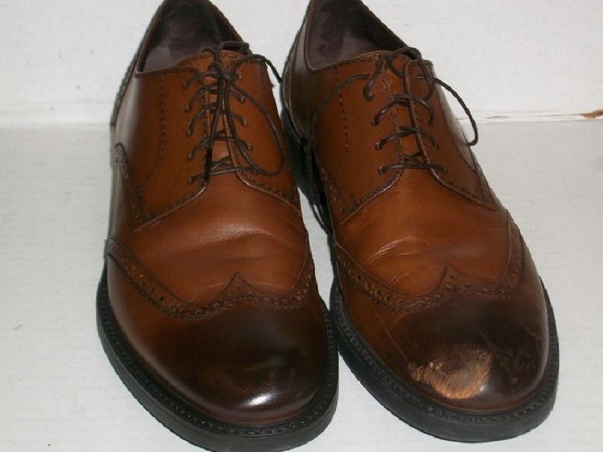 Коричневые туфли с потертостями