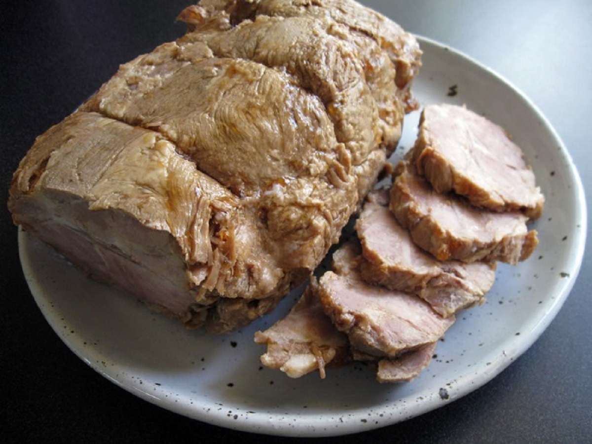 Буженина из свинины вареная в кастрюле. Свинина отварная. Вареное мясо. Отварное мясо свинины. Отварное мясо крупным куском.