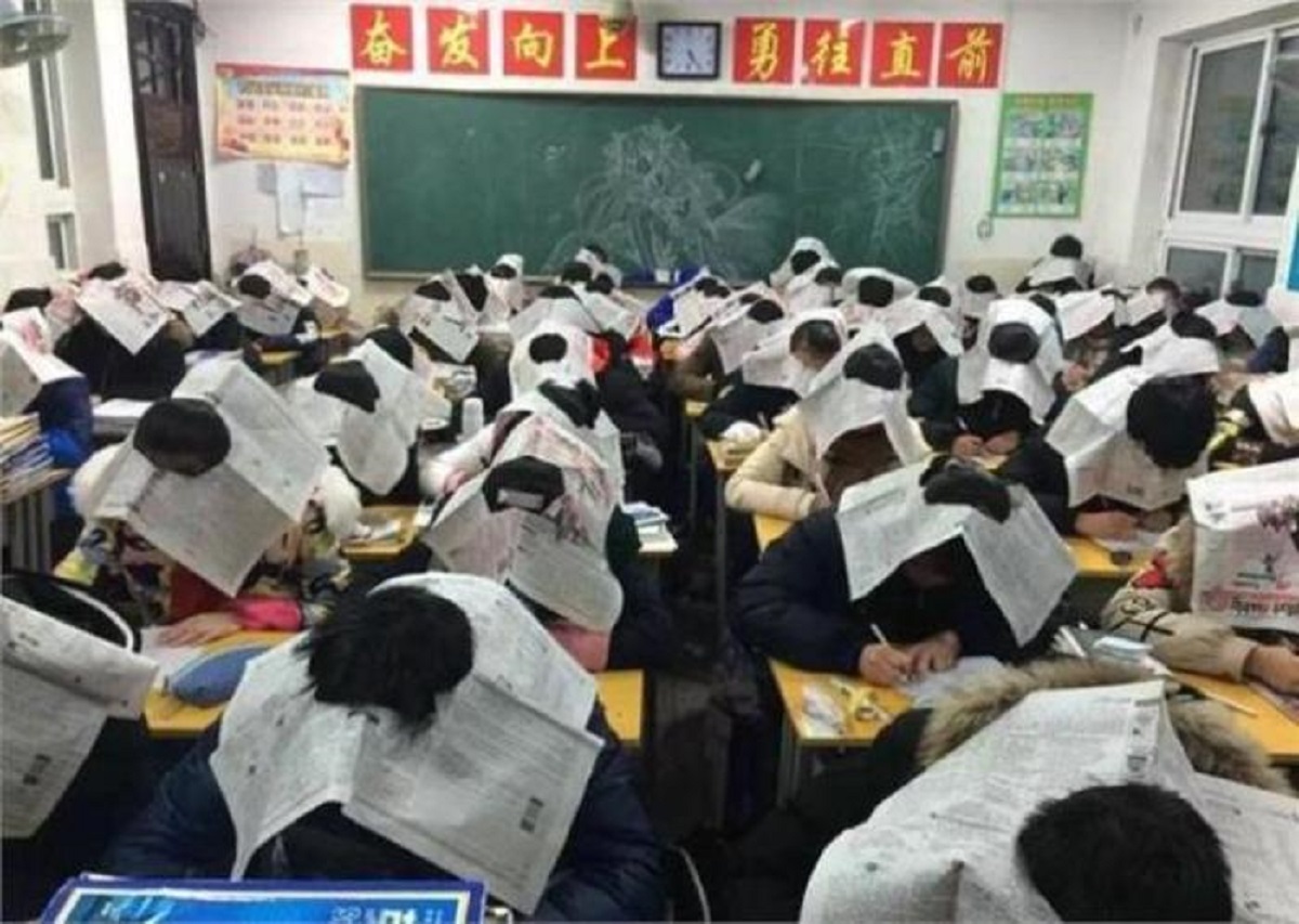 Китайский сдать экзамен. Экзамен в Китае. Экзамен в китайской школе. Китайские школьники. Китайские школьники на экзамене.