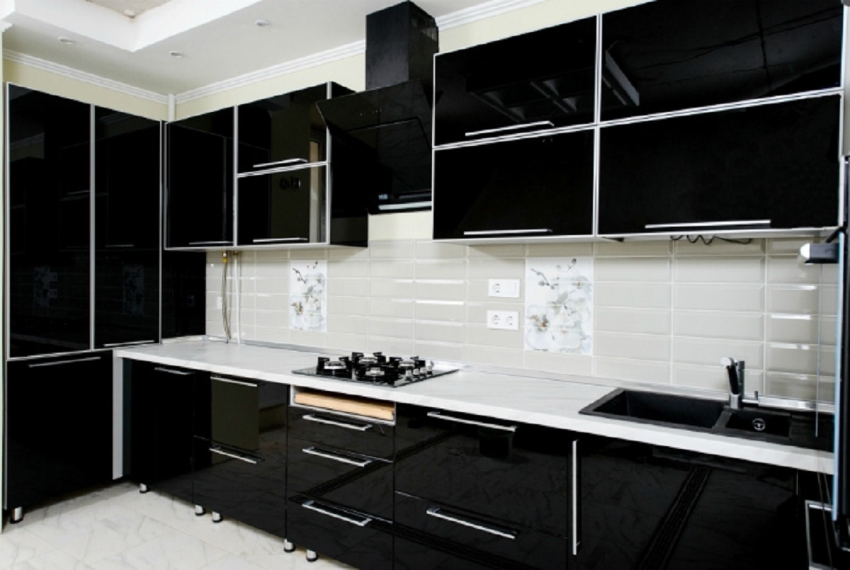 Черная м кухня. Кухонный гарнитур черный глянец. Черно белая кухня. Кухонный гарнитур черно-белый. Черно белая глянцевая кухня.