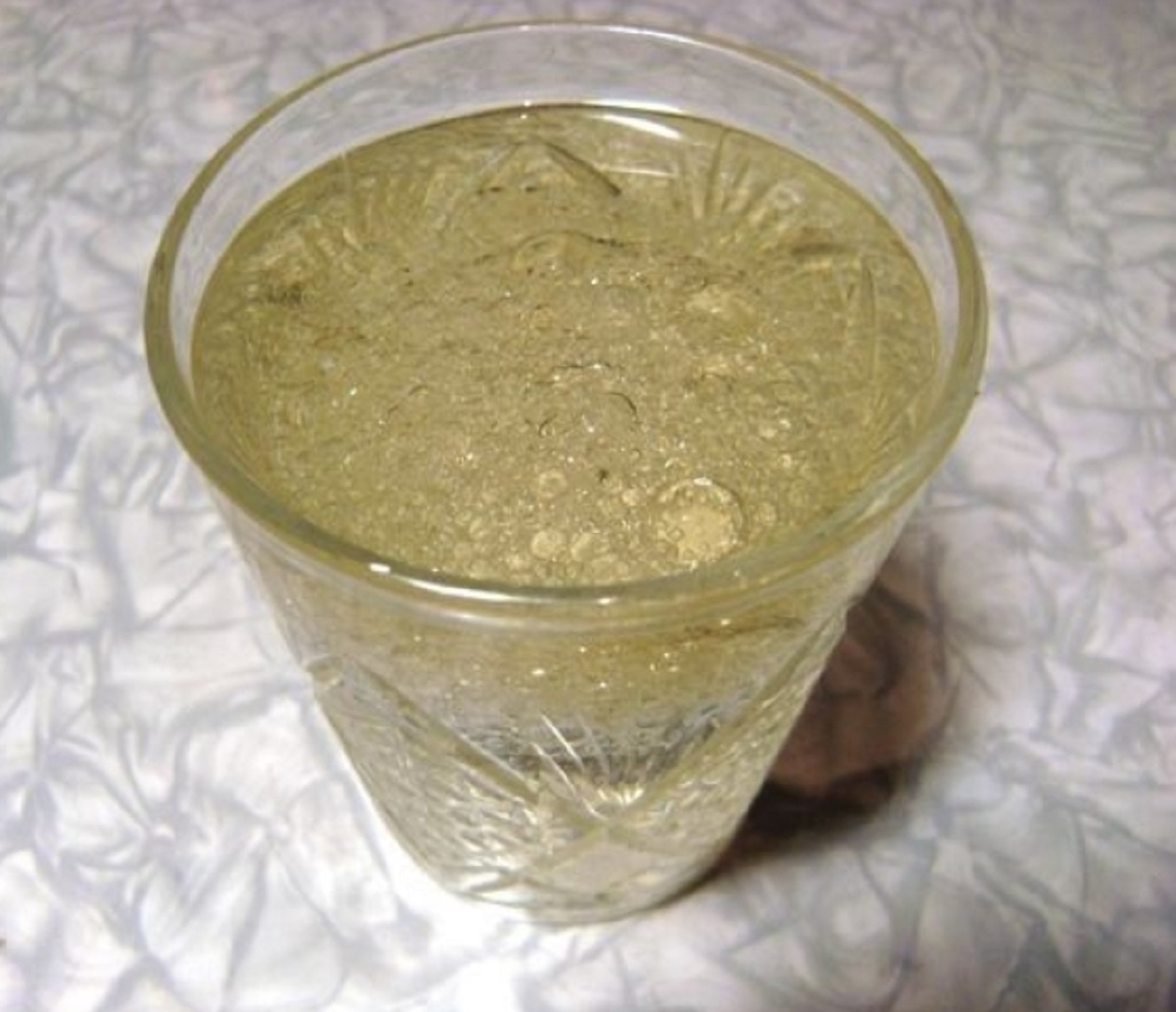 Мука 2 стакана воды. Растительное масло в стакане. Непонятная жижа в стакане. Тесто в стакане. Стакан с водой и растительным маслом.