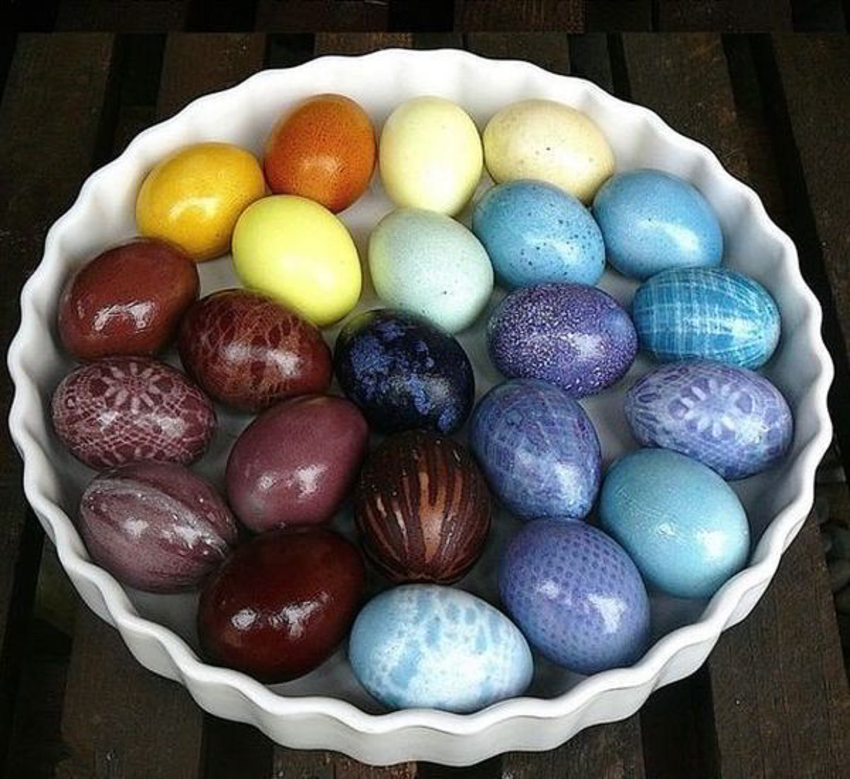 Чем покрасить яйца. Натуральные красители для яиц. Красим яйца. Окрашивание яиц. Натуральныек расители для Яци.