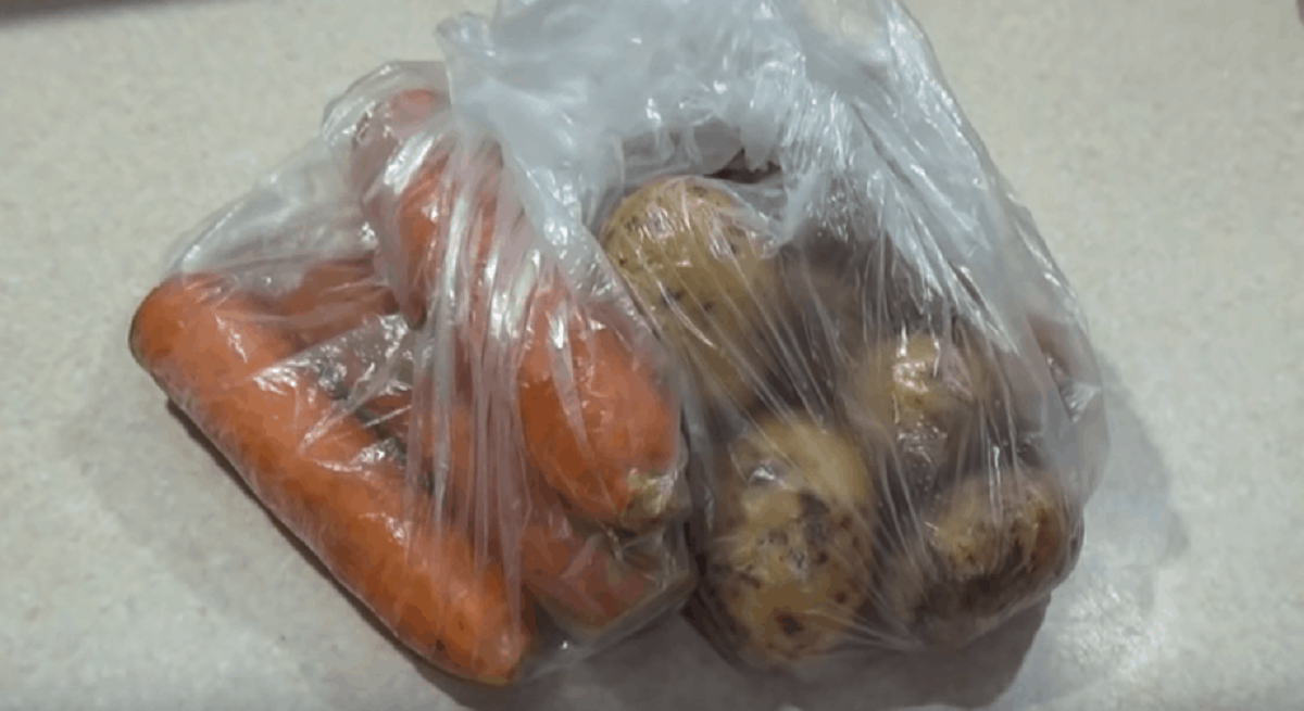 Варка овощей в микроволновке в целлофановом пакете. Морковь в микроволновке быстро. Как сварить овощи в микроволновке в пакете. Как сварить морковь в микроволновке быстро в пакете.