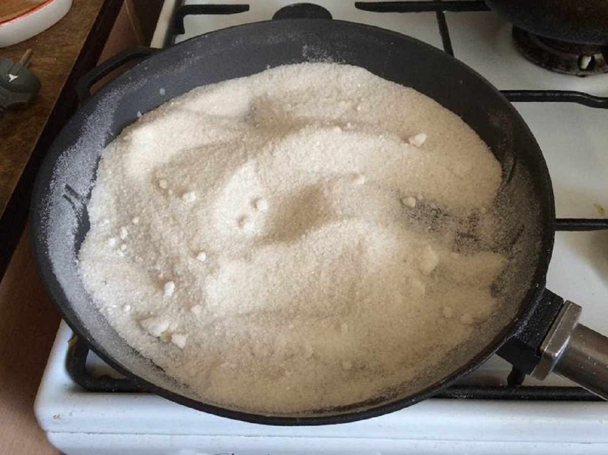 Отмыть чугунную сковороду в домашних условиях. Соль на сковороде. Прокалить сковороду с солью. Соль чугунная сковорода. Нагар на сковороде.