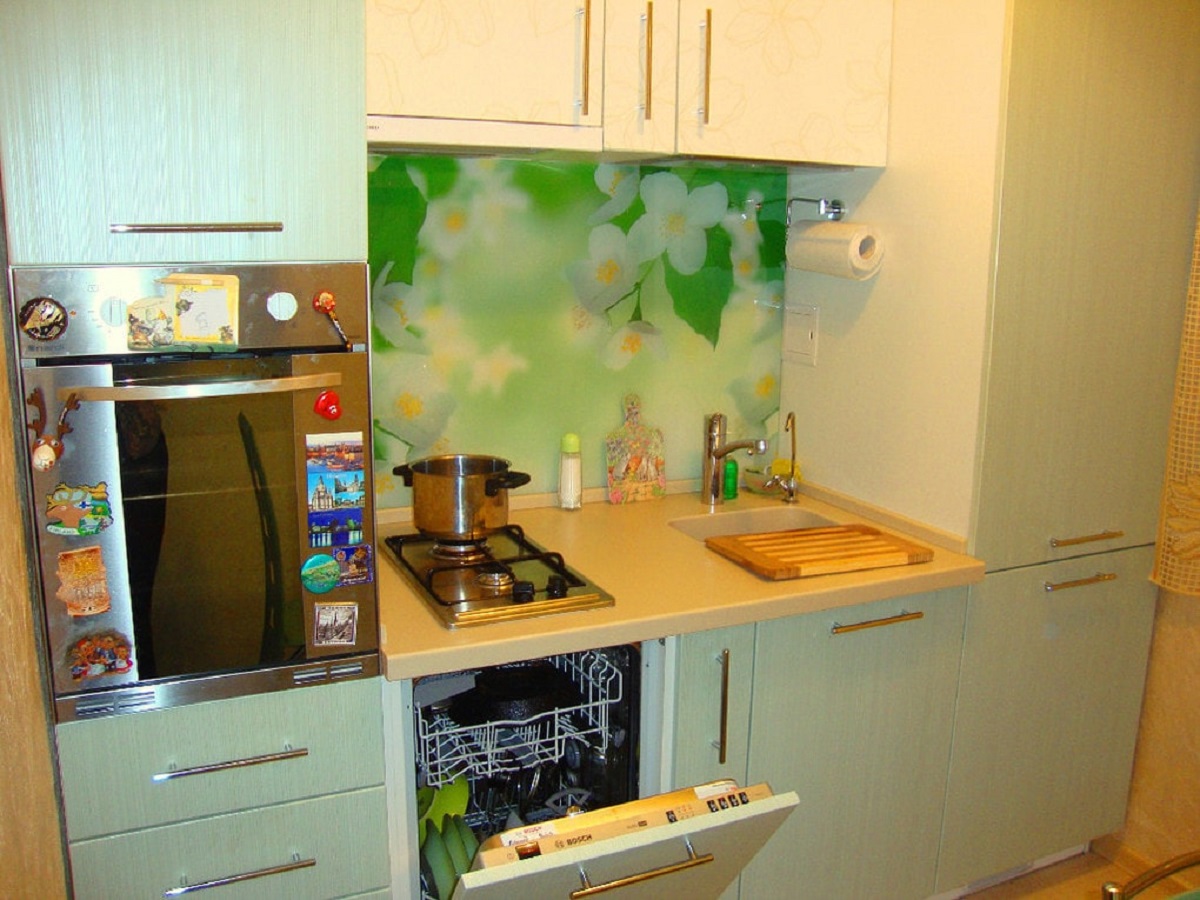 Маленькая кухня с хрущевским холодильником