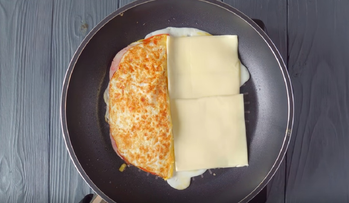 Хлеб колбаса сыр яйцо на сковороде