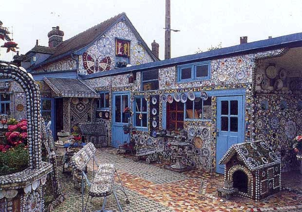 Мозаичные дома. Мозаика из битой посуды. Мозаика на домах. Дом разбитой посуды. Декор из разбитой посуды.
