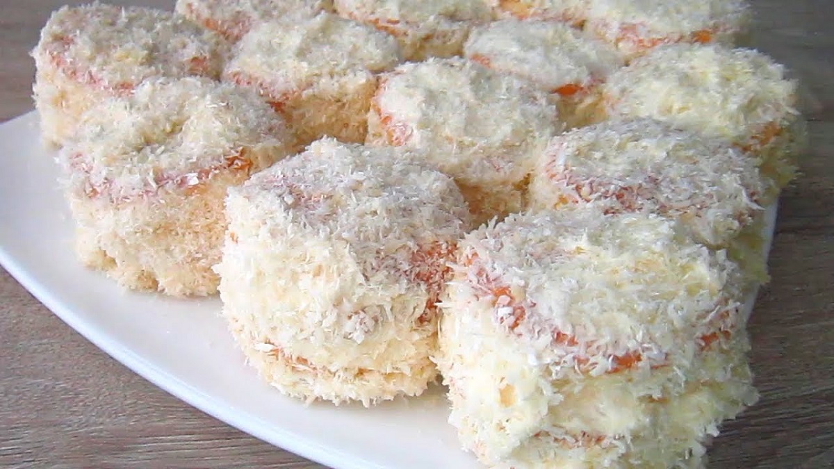 Prăjituri ”Bulgări de zăpadă”: pandișpan cu cremă fiartă și fulgi de cocos!  - Retete Usoare