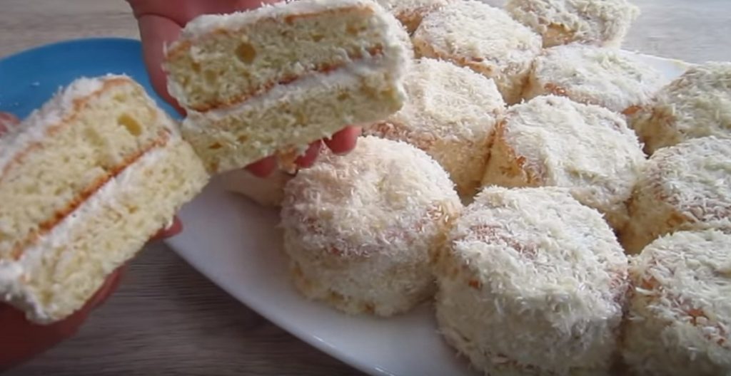 Prăjituri ”Bulgări de zăpadă”: pandișpan cu cremă fiartă și fulgi de cocos!  - Retete Usoare