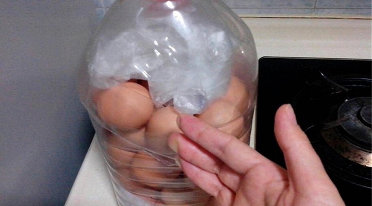 Как правильно разбивать яйца. Яйца в пластиковой Таре. Яйцо в бутылке. Куриные яйца в бутылке. Яйца в холодильнике.