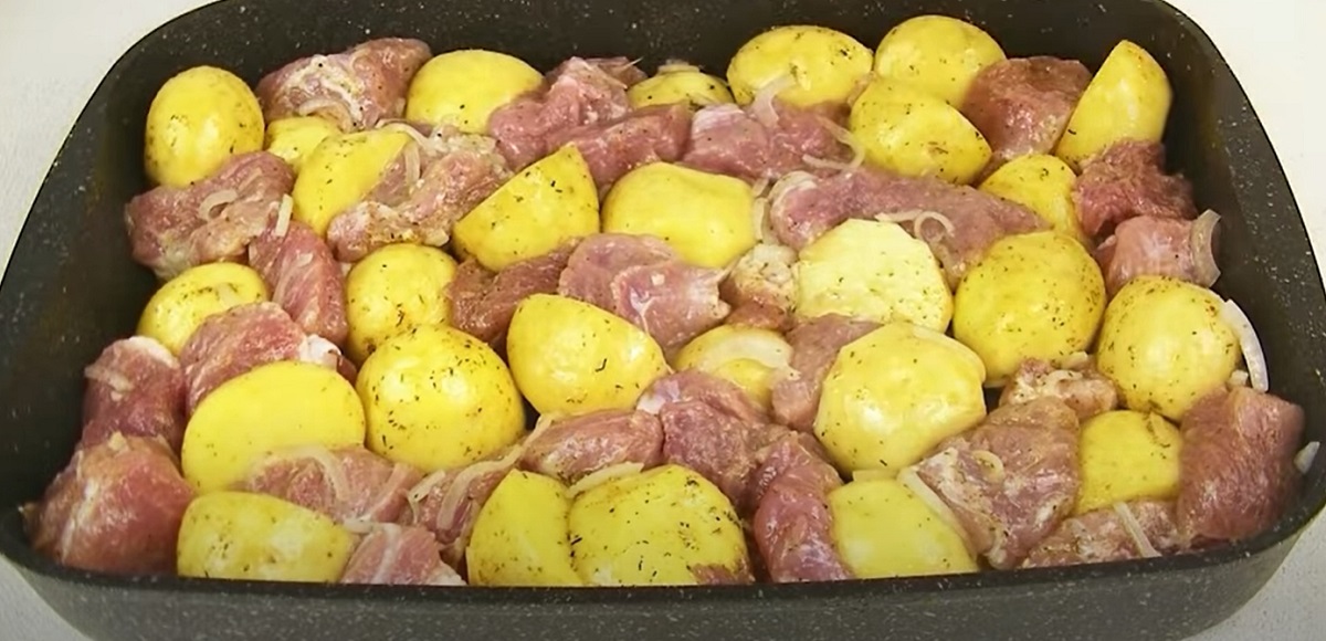 Запекать картошку в духовке при температуре сколько. Картошка с мясом в духовке на противне.