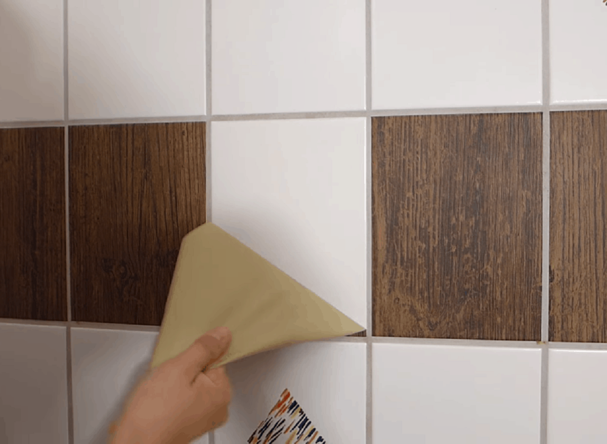 Обновить кафель. Обновление плитки. Некрасивые швы плитки на стене. Как обновить плитку в ванной. Обновление плитки в ванной без замены.