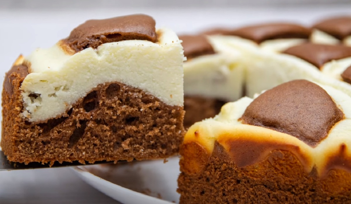 Белькович шоколадно творожный пирог. Шоколадно творожный пирог. Шоколадный пирог подушки. Пирог шоколадные подушечки. Творожный пирог с шоколадом.