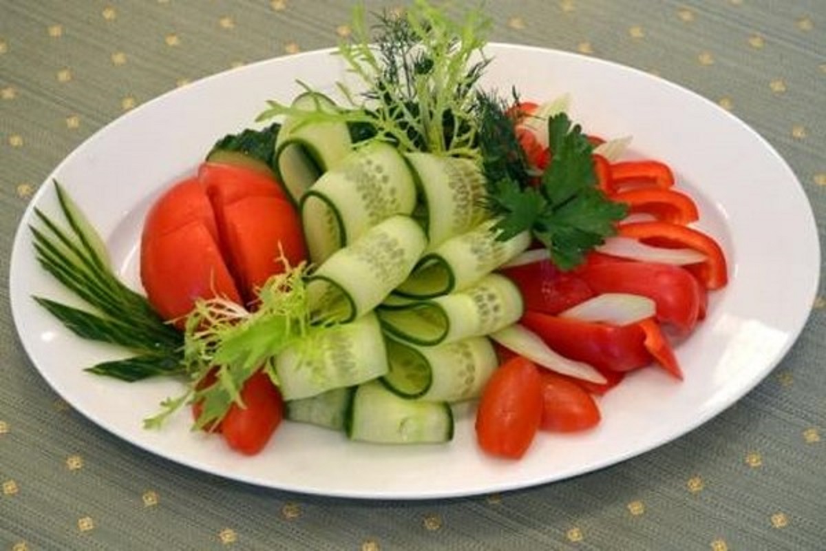 Красивая раскладка овощей на тарелке фото