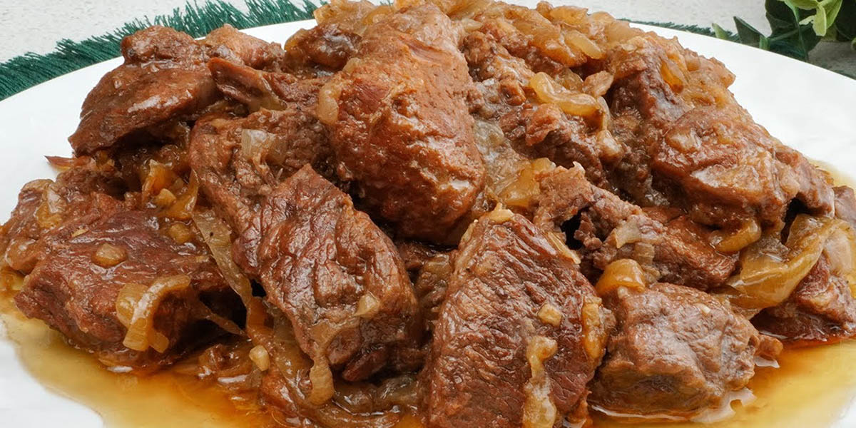 Rețetă de carne de vită la tigaie, care se topește în gură, servită alături  de niște ciuperci cu o umplutură apetisantă – o cină de neuitat! - Retete  Usoare