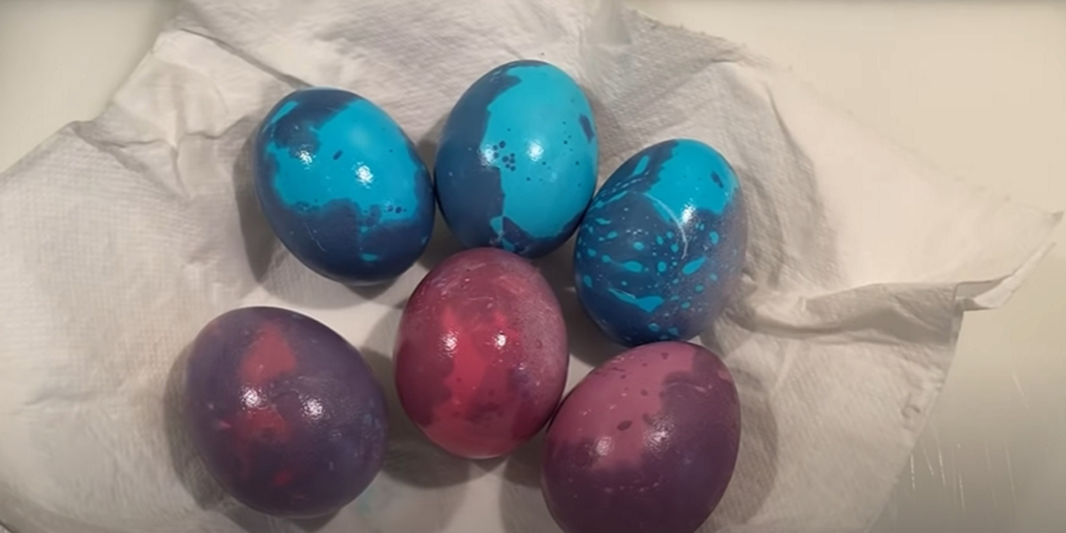 Когда красить яйца на пасху 2024 году. Красим яйца. Покрасить яйца кандурином. Перламутровые яйца. Покрасить яйца к Пасхе мраморные.